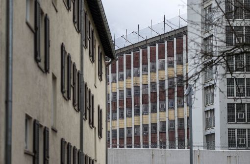 Wohngebäude und Gefängnis trennen oft nur wenige Meter. Foto: Lichtgut/Max Kovalenko