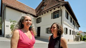 Die Architektin Corinna Wagner-Sorg (links) und die Bauherrin Marina Ackermann vor dem Rebleutehaus Foto: Uli Lancé