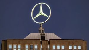 Der Mercedes-Stern ist nach wie vor auf dem ehemaligen Hauptsitz zu sehen. Foto: imago images/Arnulf Hettrich