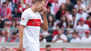 Enttäuscht und wütend: Holger Badstuber nach seinem Platzverweis im Spiel des VfB Stuttgart gegen Holstein Kiel. Foto: Baumann