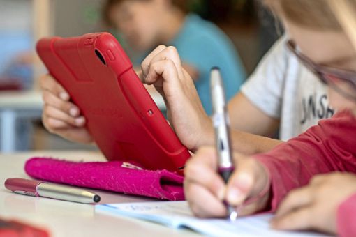 Das Arbeiten  der Schüler mit digitalen Geräten wie Tablets ist längst noch nicht in allen   Schulen im Landkreis Esslingen an der Tagesordnung. Foto: dpa/Armin Weigel