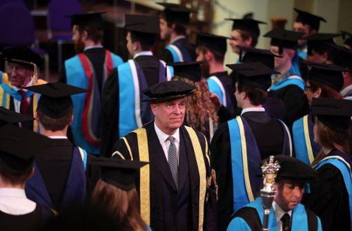 Prinz Andrew, Herzog von York, steht in seiner Funktion als Kanzler der Universität Huddersfield während einer Abschlussfeier: Die Studenten haben jetzt darüber abgestimmt, ob sie den Königssohn absetzen wollen. Foto: dpa/Lynne Cameron