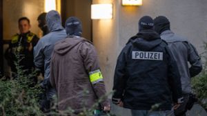 Maskierte Polizisten dursuchen das Wohnhaus der früheren RAF-Terroristin Daniela Klette in Berlin-Kreuzberg. Foto: Monika Skolimowska/dpa