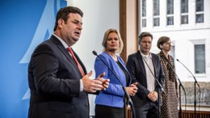 Ein Projekt, vier Minister: Hubertus Heil, Nancy Faeser, Robert Habeck und Bettina Stark-Watzinger (v.l.) wollen mehr qualifizierte Zuwanderung. Foto: dpa/Michael Kappeler