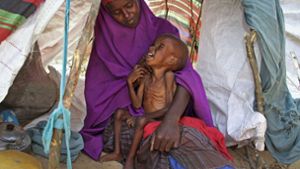 Sahra Muse (32) tröstet ihren unterernährten Sohn Ibrahim Ali (7) in ihrer Unterkunft in einem Lager in Garasbaley am Rande von Mogadischu. Laut UN sind derzeit etwa drei Millionen Menschen von der Dürre in Somalia betroffen. Foto: AP