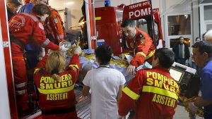 Rettungskräfte transportieren die Verletzten in Krankenhäuser. Foto:  