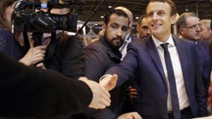 Frankreichs Staatspräsident Emmanuel Macron (r) an der Seite seines Sicherheitsmitarbeiters Alexandre Benalla in Paris. Foto: AP