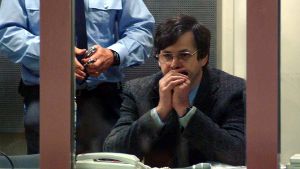 Marc Dutroux bei seinem Prozess 2004. Im Jahr 2021 hätte Dutroux 25 Jahre seiner Strafe abgesessen und könnte frei kommen. Foto: dpa