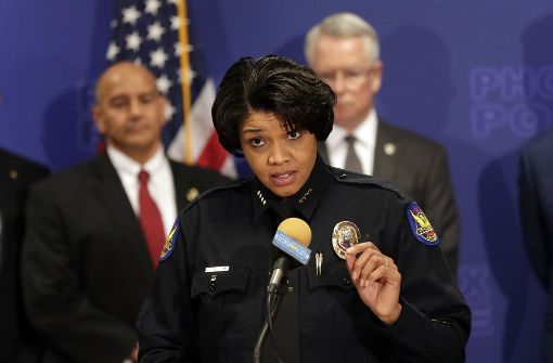 Die Polizeichefin von Phoenix, Jeri Williams, gibt eine Pressekonferenz, um über die Festnahme eines mutmaßlichen Neunfachmörders zu informieren. Foto: AP