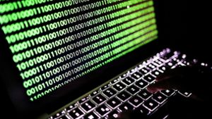 Auf dem Bildschirm eines Laptops leuchtet ein Binärcode. Innenminister Thomas Strobl (CDU) will mit einer neu zu schaffenden Cybersicherheitsagentur Hackern zu Leibe rücken. Foto: dpa/Oliver Berg