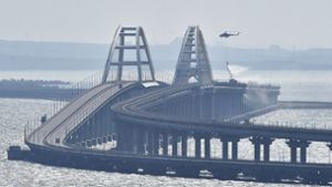 Die Krim-Brücke und ein Hubschrauber-Einsatz Foto: dpa/Uncredited
