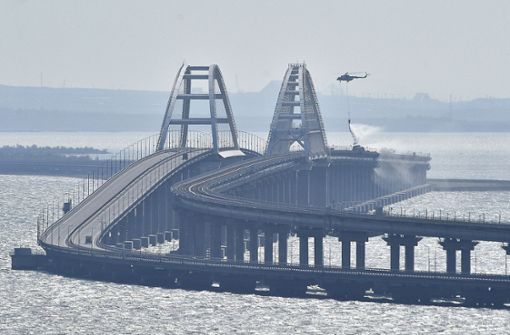 Die Krim-Brücke und ein Hubschrauber-Einsatz Foto: dpa/Uncredited