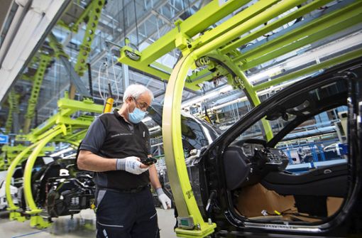 Im Daimler-Werk Sindelfingen müssen Teile der Belegschaft   vorübergehend in Kurzarbeit (Symbolbild). Foto: dpa/Marijan Murat