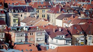 Unter Stuttgarts Dächern gibt es zu wenig  bezahlbare Wohnungen – und der Bedarf wächst. Daher will die Stadt bei größeren Bauprojekten nun mehr geförderten Wohnraum verlangen. Foto: dpa