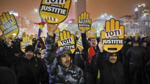 In Rumänien protestierten Tausende am Sonntag gegen die geplante Änderung am Justizsystem. Foto: AP