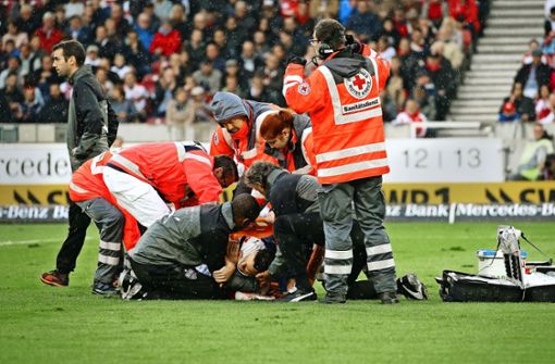 Profisportler  sind häufig  gegen Verletzungen versichert; im Bild wird der frühere VfB-Spieler Christian Gentner behandelt. Foto: Pressefoto Baumann