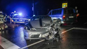 Bei dem Unfall wurden die Golf-Fahrerin und der Porsche-Fahrer schwer verletzt. Foto: SDMG/Dettenmeyer
