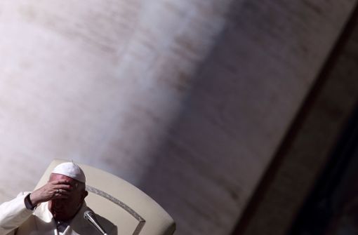 Auch Päpste haben es nicht leicht. Franziskus unter der Last der Kolonnaden auf dem Petersplatz. Foto: picture alliance/dpa/Evandro Inetti
