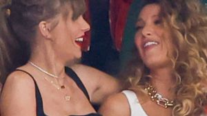 Taylor Swift fieberte mit Freundin Blake Lively in der VIP-Loge mit - und sorgte für süße modische Highlights. Foto: IMAGO/UPI Photo