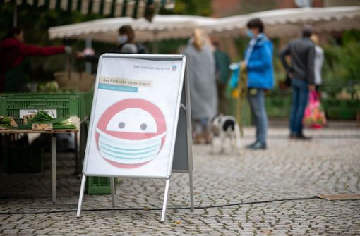 Auf Wochenmärkten und in Fußgängerzonen gilt im Kreis Esslingen künftig eine Maskenpflicht. Foto: dpa/Sebastian Gollnow