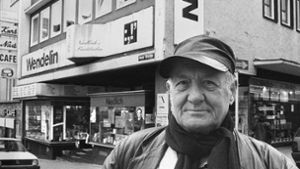 Wendelin Niedlich vor  seinem Buchladen an der Schmalen Straße. Foto:  