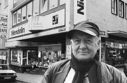 Wendelin Niedlich vor  seinem Buchladen an der Schmalen Straße. Foto:  