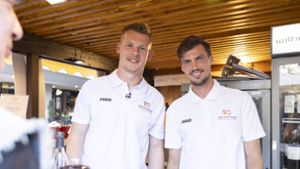 Alexander Nübel und Pascal Stenzel schenken in der Weindorf-Laube des VfB aus. Foto: Lichtgut/Julian Rettig