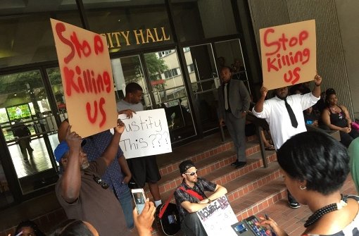 Menschen demonstrieren vor dem Rathaus in Baton Rouge, nachdem ein Schwarzer von Polizisten erschossen worden ist. Foto: AP