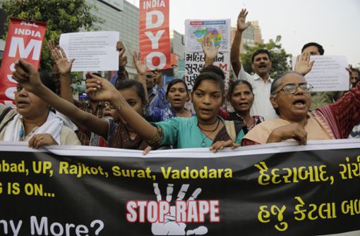 rauen halten Protestschilder und ein großes Banner mit der Aufschrift „Stoppt Vergewaltigung“ während eines Protestes. In mehreren indischen Städten gingen Frauen nach dem Fund einer vergewaltigten und getöteten 27-jährigen Tierärztin auf die Straßen. Foto: Ajit Solanki/AP/dpa