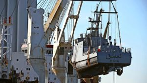 Ein Patrouillenbooteboot für Saudi-Arabien wird im Hafen Mukran auf der Insel Rügen auf ein Transportschiff verladen. Foto: dpa