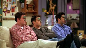 Chandler, Joey und Ross ziehen um. Foto: Warner Bros Entertainment