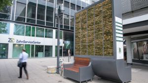 Auf jeden Fall ein Hingucker: Die Mooswand mit Sitzgelegenheiten in der Stuttgarter Innenstadt. Foto: dpa