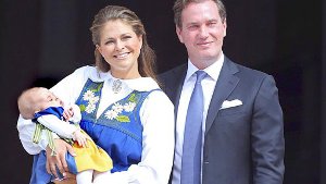 Prinzessin Madeleine von Schweden präsentiert am 6. Juni 2014 stolz ihre Tochter Prinzessin Leonore. Das Paar erwartet im Sommer 2015 das zweite Kind. Foto: dpa