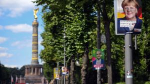 Erste Wahlplakate der Parteien hängen in Berlin für die Bundestagswahl. Doch was ist erlaubt und was nicht? Foto: dpa-Zentralbild