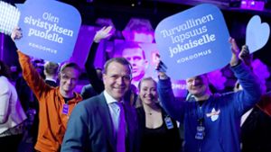 Petteri Orpo (Mitte), Vorsitzender der Nationalen Sammlungspartei, kann sich über ein gutes Ergebnis seiner Partei freuen. Foto: Lehtikuva
