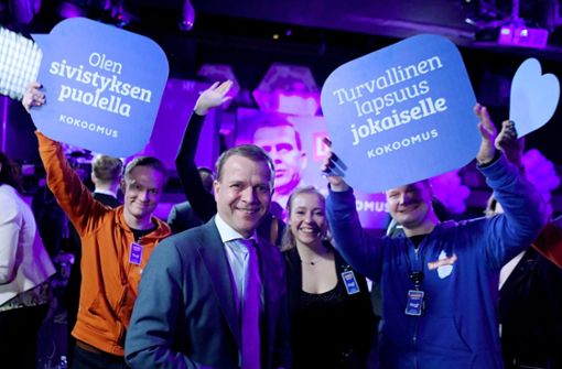 Petteri Orpo (Mitte), Vorsitzender der Nationalen Sammlungspartei, kann sich über ein gutes Ergebnis seiner Partei freuen. Foto: Lehtikuva