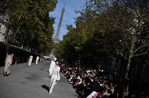 Mode unterm Eiffelturm: Stella McCartneys Schau in Paris. Foto: AFP/JULIEN DE ROSA