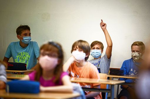 Hoffentlich nur noch ein Bild der Vergangenheit: Schüler mit Corona-Masken. Foto: dpa/Gregor Fischer