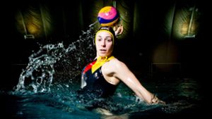 Dynamik im Becken: die inzwischen nicht mehr aktive Wasserball-Nationalspielerin Anja Seyfert beim Torwurf, fotografiert von Benjamin Lau. Foto: BeLa-Sportfoto/Benjamin Lau
