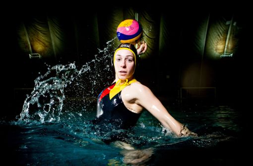 Dynamik im Becken: die inzwischen nicht mehr aktive Wasserball-Nationalspielerin Anja Seyfert beim Torwurf, fotografiert von Benjamin Lau. Foto: BeLa-Sportfoto/Benjamin Lau