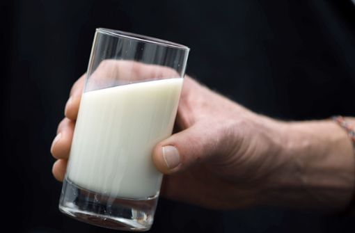 Wegen möglicher Durchfallerkrankungen nehmen das Deutsche Milchkontor (DMK) und das Unternehmen Fude + Serrahn eines ihrer Produkte vom Markt. (Symbolbild) Foto: dpa/Lukas Schulze