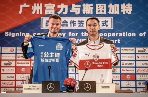 Marketingvorstand Jochen Röttgermann bei der Vertragsunterzeichnung im chinesischen Guangzhou. Foto: VfB Stuttgart