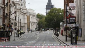 Der Bereich wird von der Polizei weiträumig abgesperrt, auch die U-Bahn-Station Westminster wird geschlossen. Foto: AP