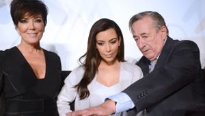 Kim Kardashian (Mitte) wird wohl nicht - wie im Ablaufplan Lugners für 23.45 Uhr angekündigt - mit ihrem Gastgeber tanzen. Dafür sei ihre Mutter zuständig, ließ die 33-Jährige wissen. Ich schaue beim Tanzen lieber zu. Foto: dpa