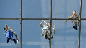 Fensterreiniger bei der Arbeit: Nicht immer geht es in der Branche sauber zu, bemängelt die  Gebäudereiniger-Gewerkschaft BAU. Foto: dpa/Arne Dedert