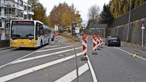 In der Heumadener Straße, in Richtung Ortsmitte, wird eine Busspur eingerichtet, damit die Buslinie 65  künftig weniger Verspätungen  einfährt. Foto: Mathias Kuhn