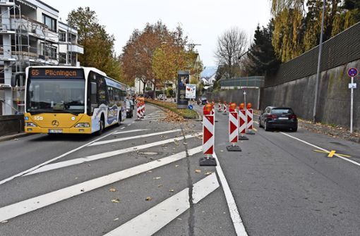 In der Heumadener Straße, in Richtung Ortsmitte, wird eine Busspur eingerichtet, damit die Buslinie 65  künftig weniger Verspätungen  einfährt. Foto: Mathias Kuhn