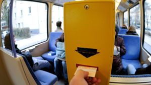 Die allermeisten Fahrgäste sind mit Ticket unterwegs, die anderen machen Probleme. Foto: dpa/Michele Danze