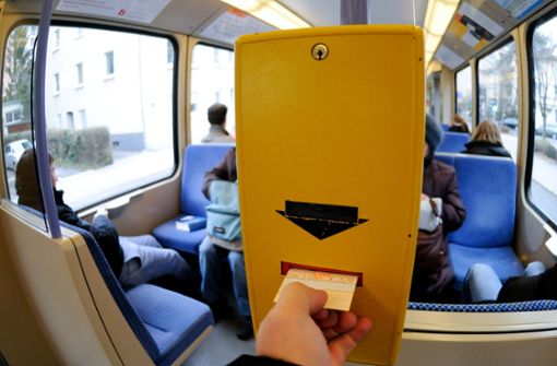 Die allermeisten Fahrgäste sind mit Ticket unterwegs, die anderen machen Probleme. Foto: dpa/Michele Danze