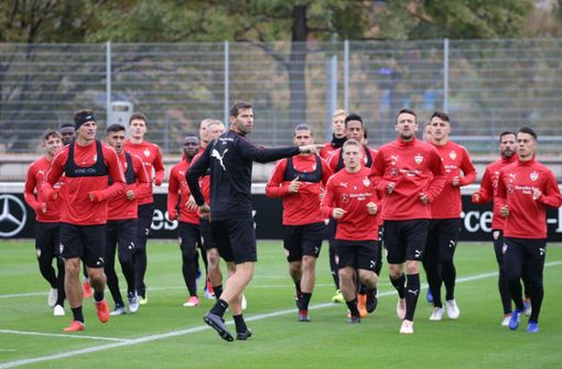 Der VfB-Trainerstab konnte an diesem Dienstag zwei Rückkehrer im Training begrüßen. Foto: Pressefoto Baumann